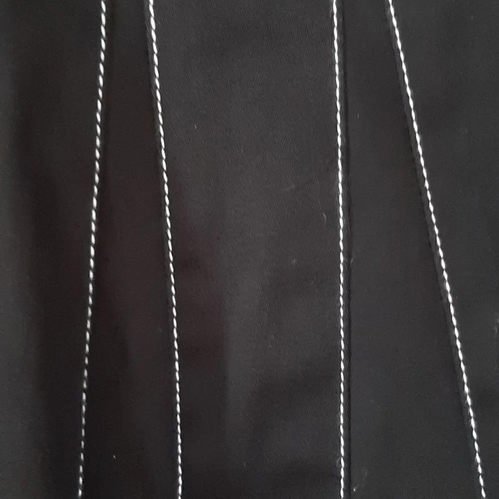 NWOT Central Fall Women Flair Black with White Lines Size 4